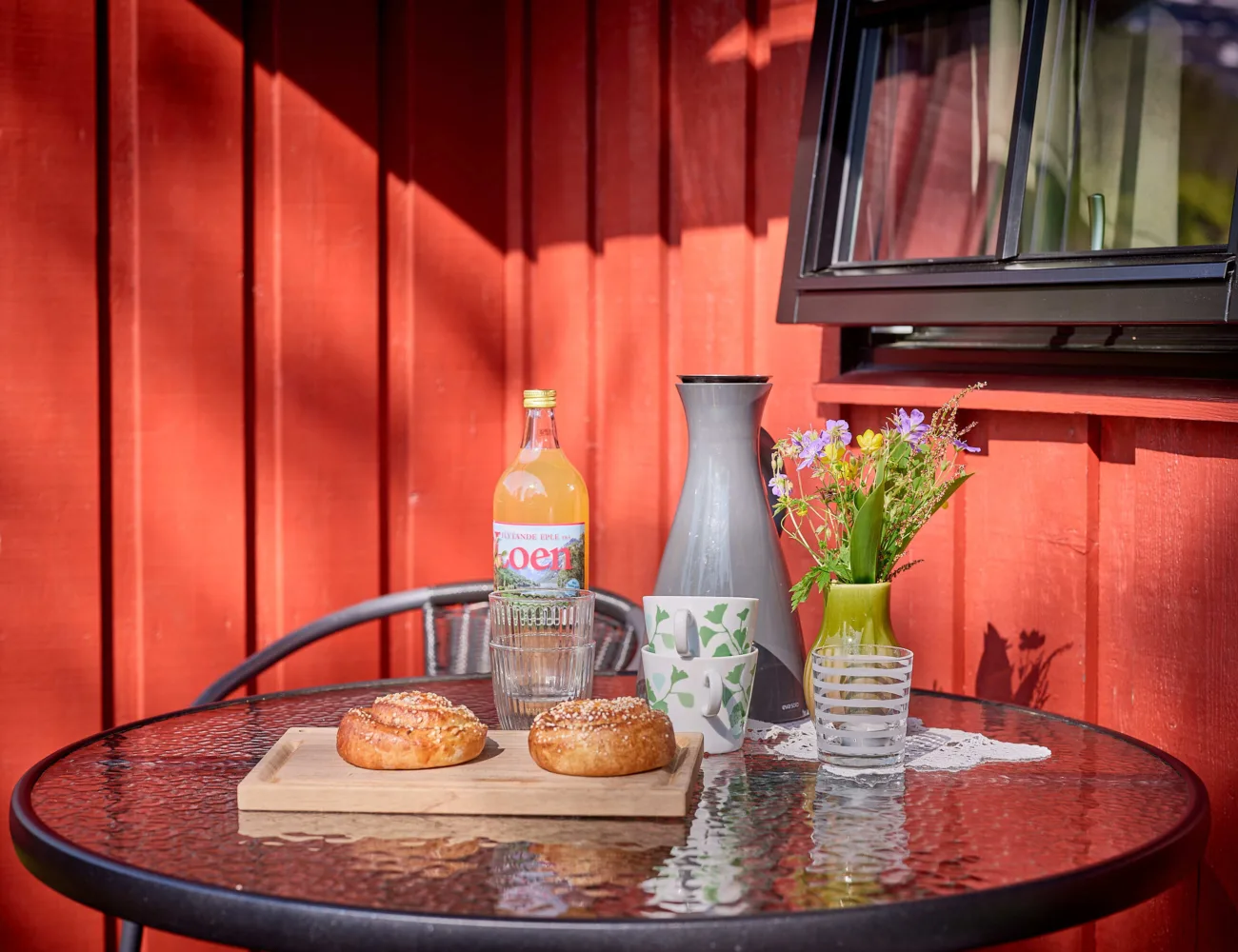 Picture showing the terrace of the camping cabins at Tjugen camping3