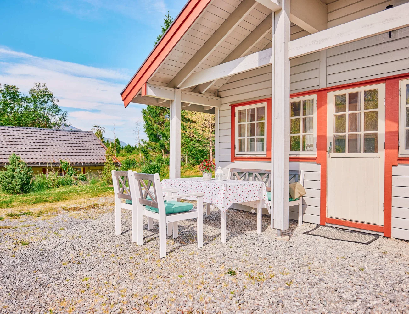 Picture of the holiday cabin at Tjugen camping with dining group2